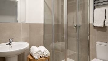 Appartement, 2 slaapkamers | Badkamer | Een douche, een haardroger, handdoeken, zeep