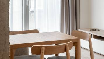 Apartamento, 2 quartos | Cofres nos quartos, cortinas blackout, quartos à prova de som