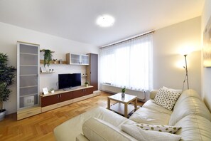 Basic-Apartment | Wohnzimmer | Fernseher