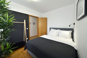 Apartamento básico | 2 dormitorios, cortinas opacas, tabla de planchar con plancha