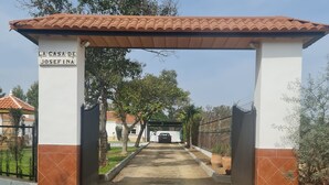 En portindgang med et skilt, der viser "LA CASA DE JOSEFINA".