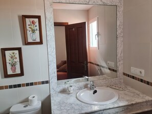 Dusj, håndklær og toalettpapir