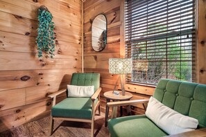 Smart TV, fireplace, Hulu, streaming services - Moonshine Ridge- 5.5 Miles to Smokies! (Gatlinburg)