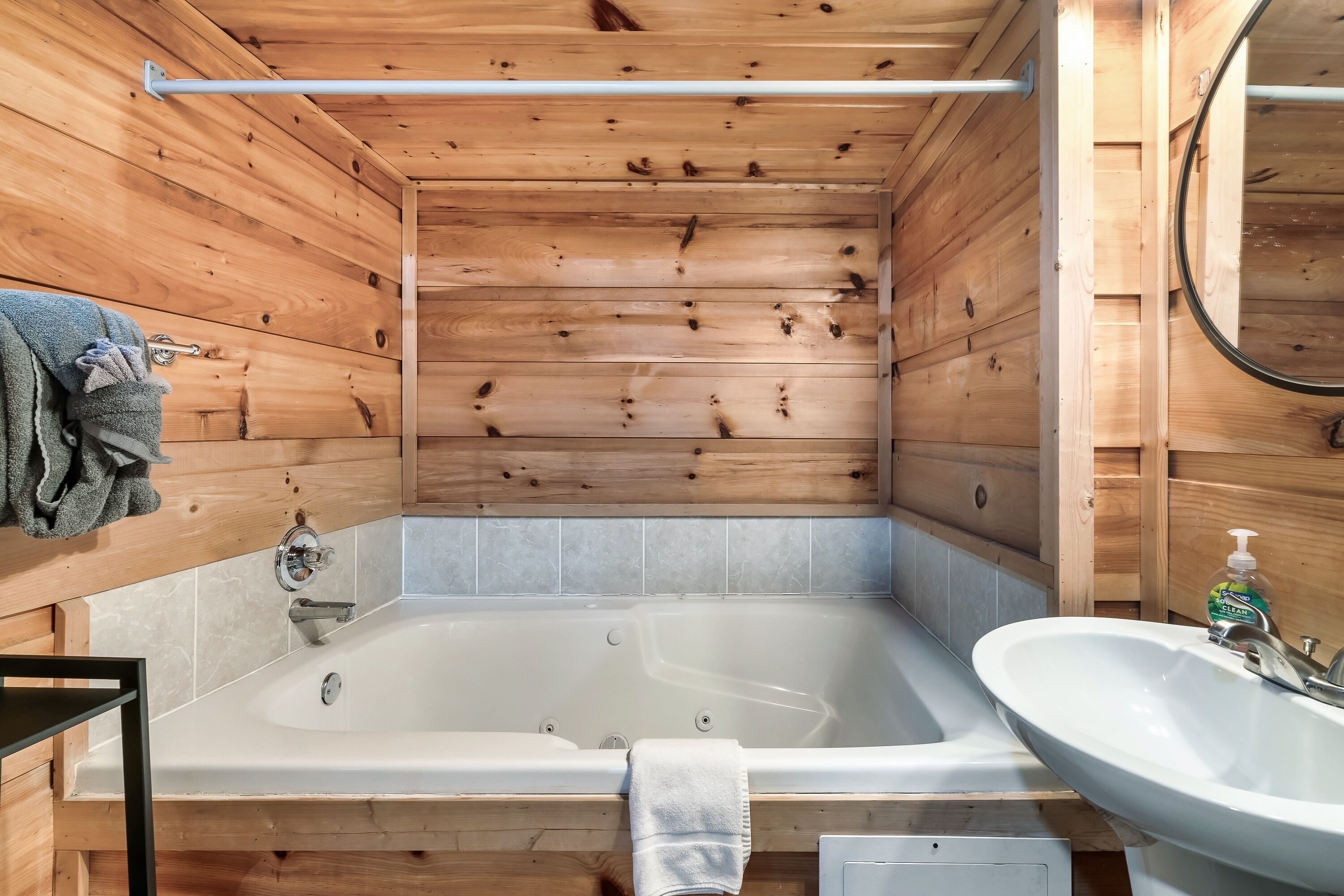 Kombinert dusj/badekar, hårføner og håndklær