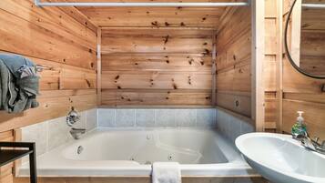 Kombinert dusj/badekar, hårføner og håndklær