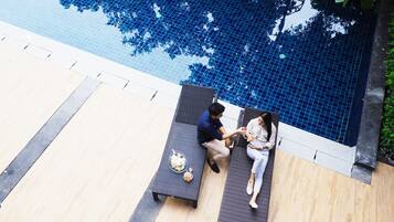 Kolam renang outdoor, dengan kursi berjemur