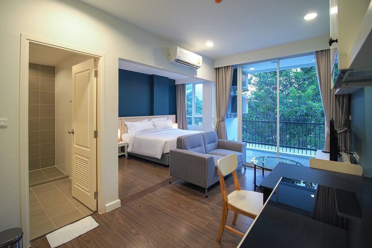 ตู้นิรภัยในห้องพัก, โต๊ะทำงาน, ผ้าม่านกันแสง, ห้องเก็บเสียง