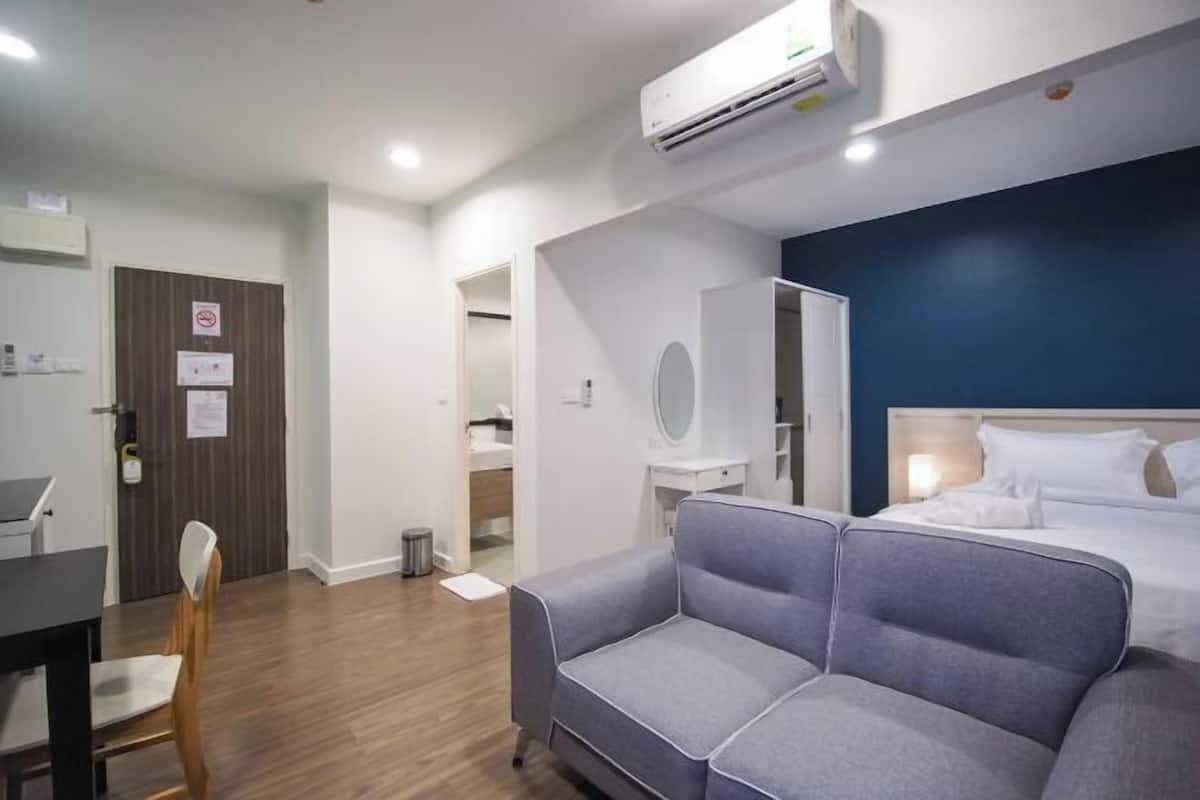 1 bedroom, in-room safe, desk, blackout curtains