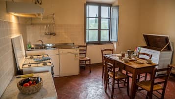 Een koelkast, een oven, een kookplaat, een vaatwasser