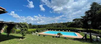 BigTypicalTuscan farmhouse, breath-taking views, big private outdoor, pool to share