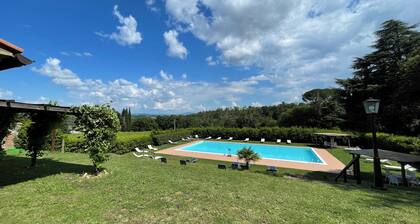 BigTypicalTuscan farmhouse, breath-taking views, big private outdoor, pool to share