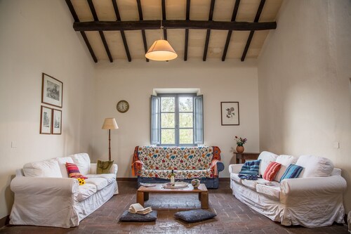 BigTypicalTuscan farmhouse, breath-taking views, big private outdoor, pool to share