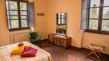 6 slaapkamers, een strijkplank/strijkijzer, reisbedje, beddengoed