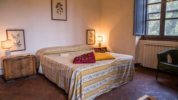 6 slaapkamers, een strijkplank/strijkijzer, reisbedje, beddengoed