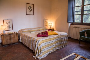 6 bedrooms, iron/ironing board, travel crib, bed sheets