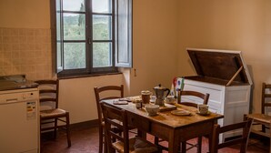 A kitchen with a dining table, chairs, a window, and a washing machine. - BigTypicalTuscan farmhouse, breath-taking views, big private outdoor, pool to share (Sarteano)