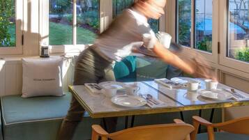 Daily continental breakfast (EUR 21 per person)