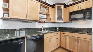 Microondas, placa de cocina, lavavajillas y cafetera o tetera