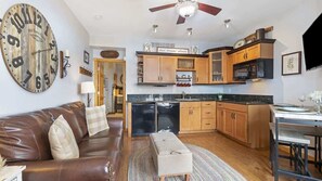 Una televisión, una chimenea