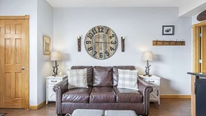 Televisión y chimenea 