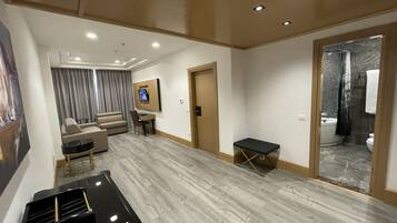 Habitación familiar | Área de sala de estar | Televisión de pantalla plana de 32 pulgadas con canales vía satélite