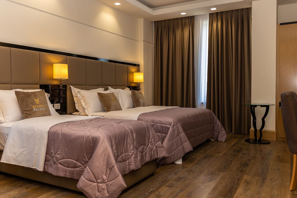 Chambre triple Standard | Minibar, bureau, accès au Wi-Fi (inclus), décor unique