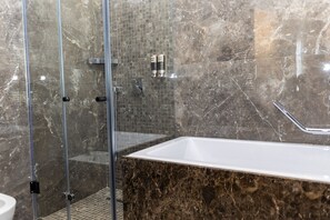 Chambre triple Standard | Salle de bain | Séchoir à cheveux, bidet, serviettes fournies, savon
