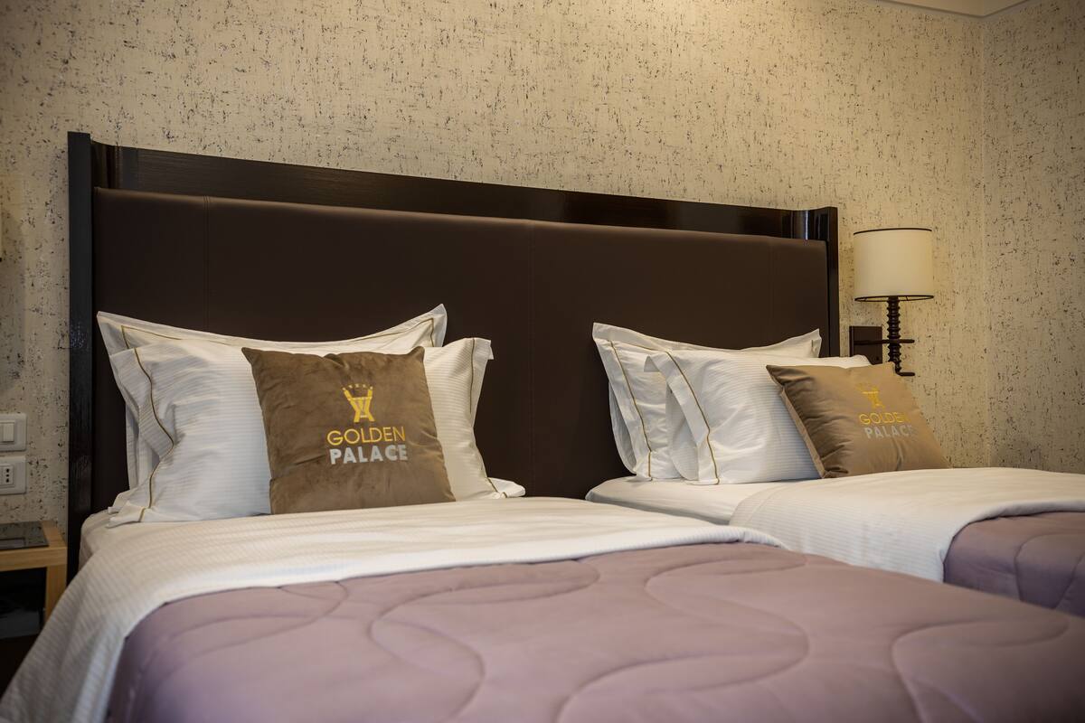 Chambre Standard double ou avec lits jumeaux | Minibar, bureau, accès au Wi-Fi (inclus), décor unique