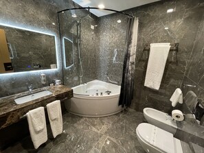 Family Room | Bathroom | Hair dryer, bidet, towels, soap - Hotel Golden Palace (Shkodër)