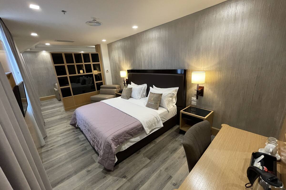 Chambre familiale | Minibar, bureau, accès au Wi-Fi (inclus), décor unique