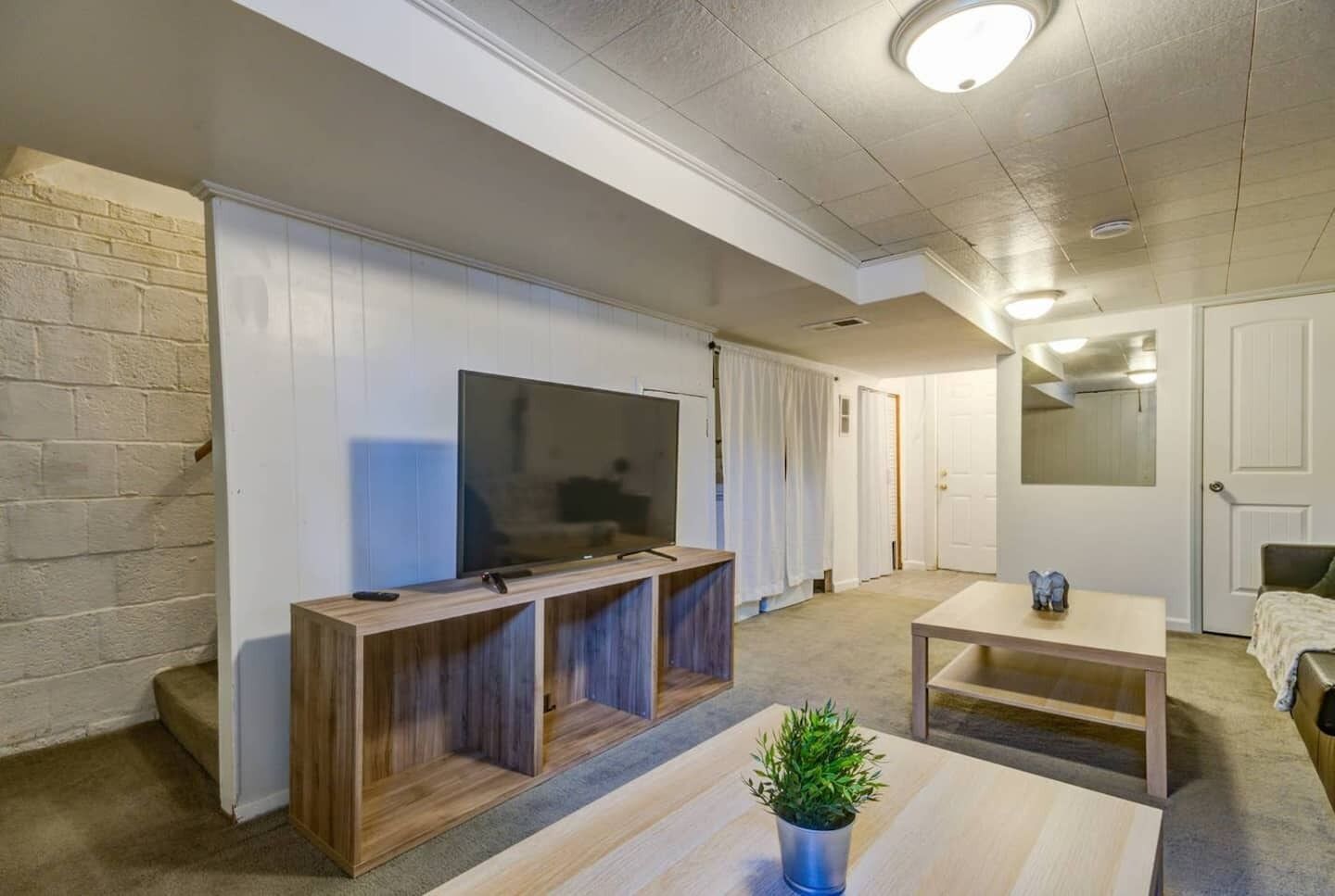 Modern Townhouse w/pool table by CozySuites