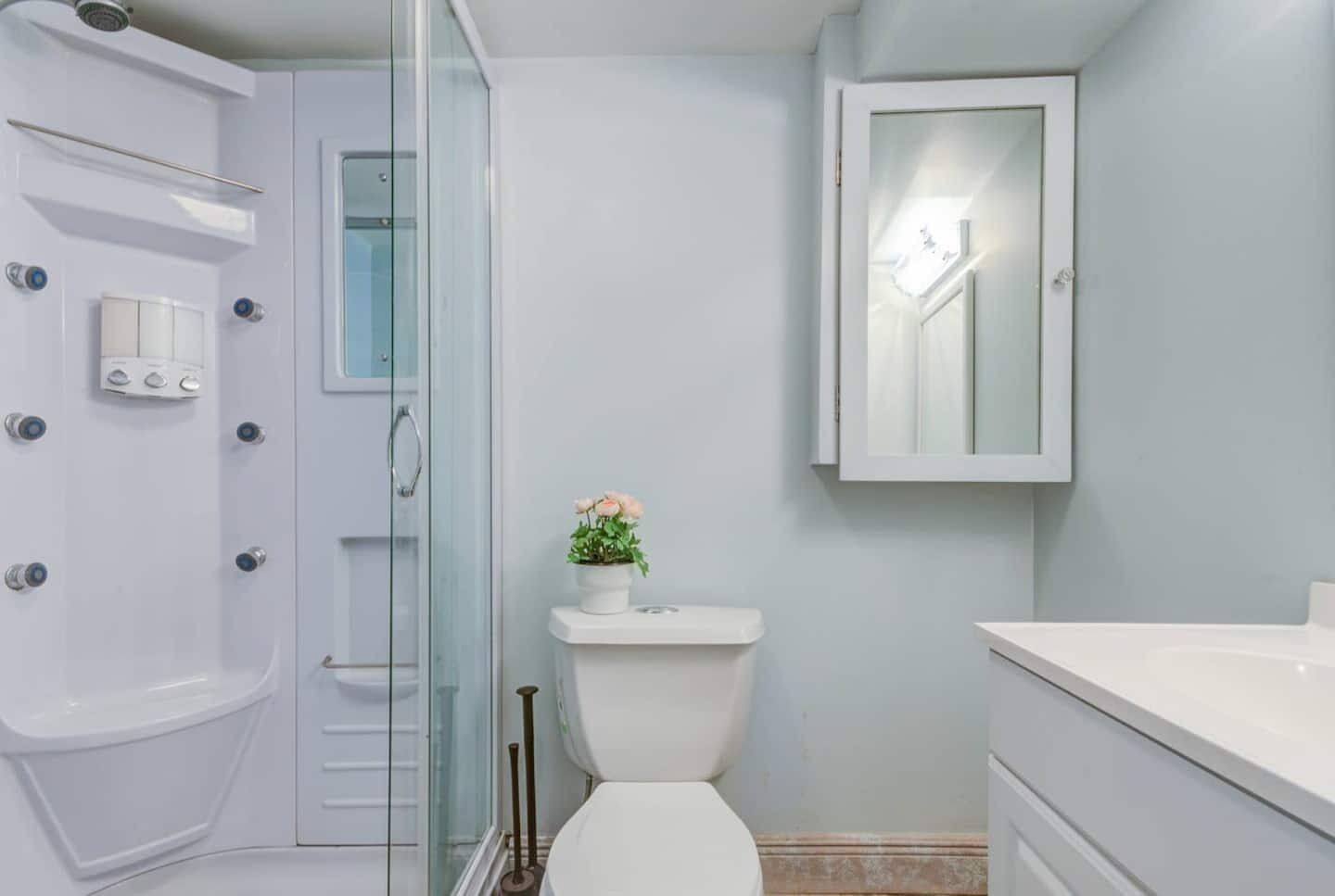 Modern Townhouse w/pool table by CozySuites