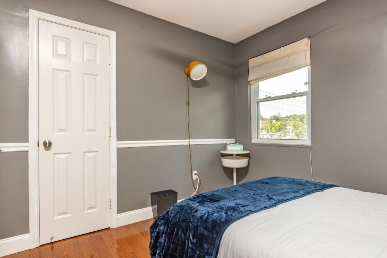 Modern Townhouse w/pool table by CozySuites