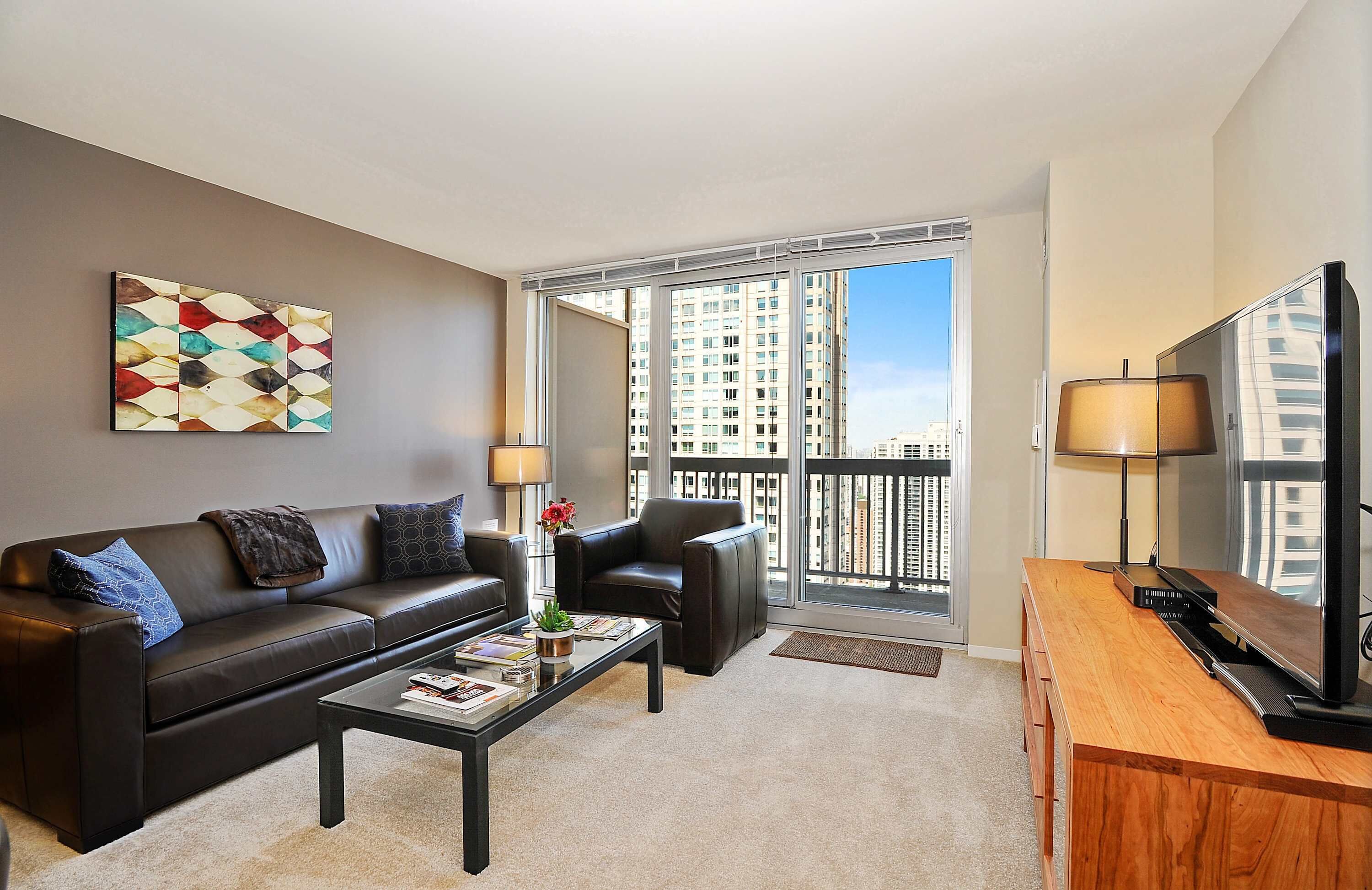 Una televisión, una oficina