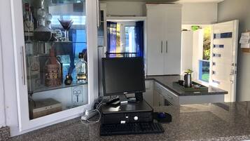 Coffee/tea maker, cookware/dishes/utensils