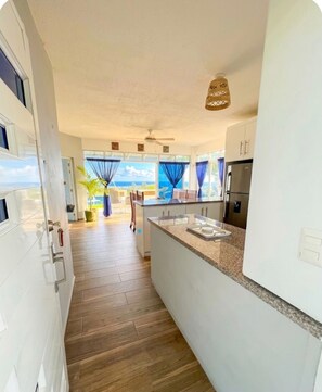 Coffee/tea maker, cookware/dishes/utensils