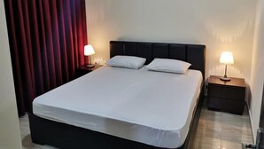 Desk, laptop workspace, blackout drapes, soundproofing - Margarita Hotel (Amman)