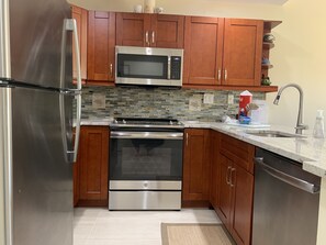 冷蔵庫、電子レンジ、オーブン、コンロ