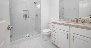 Handtücher, Shampoo, Toilettenpapier