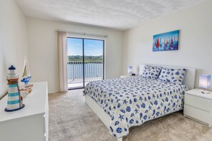 2 bedrooms, iron/ironing board, free WiFi, bed sheets - Bayshore Yacht & Tennis 314 - Steps to beach, 4 Tennis Courts|Pool|Spa|Sauna (Indian Shores)