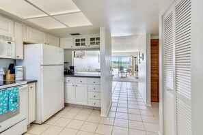 Fridge, microwave, oven, stovetop - Bayshore Yacht & Tennis 314 - Steps to beach, 4 Tennis Courts|Pool|Spa|Sauna (Indian Shores)