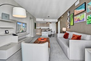Kamar Grand | Brankas, tirai kedap cahaya, dan seprai linen