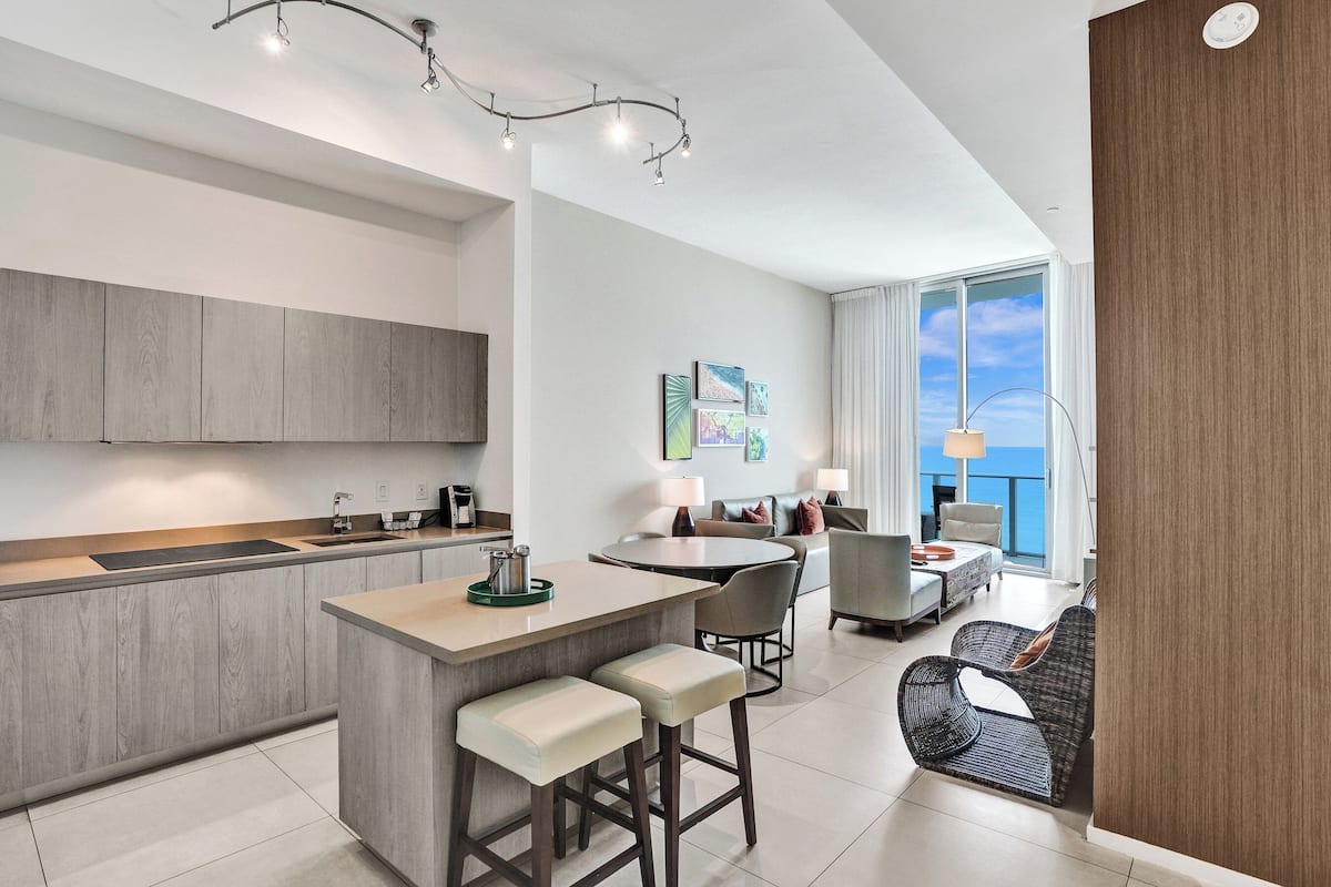 Quarto superior | Cofres nos quartos, cortinas blackout, roupa de cama