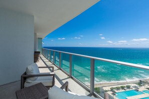 Caja de seguridad en la habitación, cortinas blackout y ropa de cama