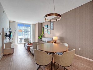 Habitación tradicional, vista parcial al océano | Caja de seguridad en la habitación, cortinas blackout y ropa de cama 