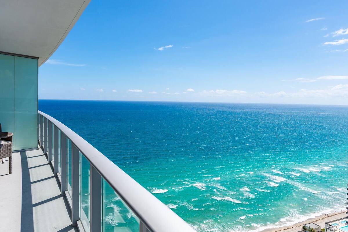 A balcony with a view of the ocean.