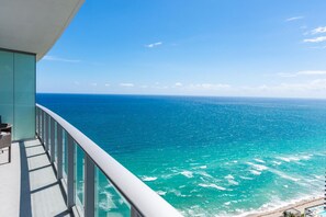 In-room safe, blackout drapes, bed sheets - Amazing Apartments at Lyfe Resort and Residences (Hollywood)
