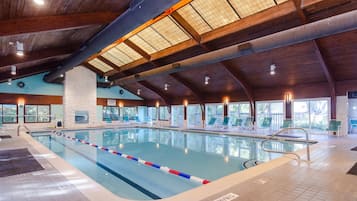 Een binnenzwembad, een verwarmd zwembad