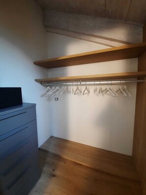 Comfort Duplex | Almari pakaian