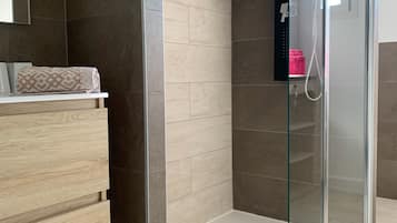 Een douche, een haardroger, handdoeken, zeep